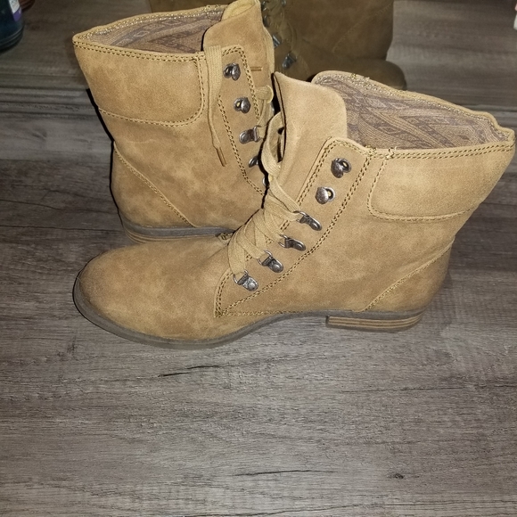 Roxy Shoes - ❤ Roxy boots size 10 tan